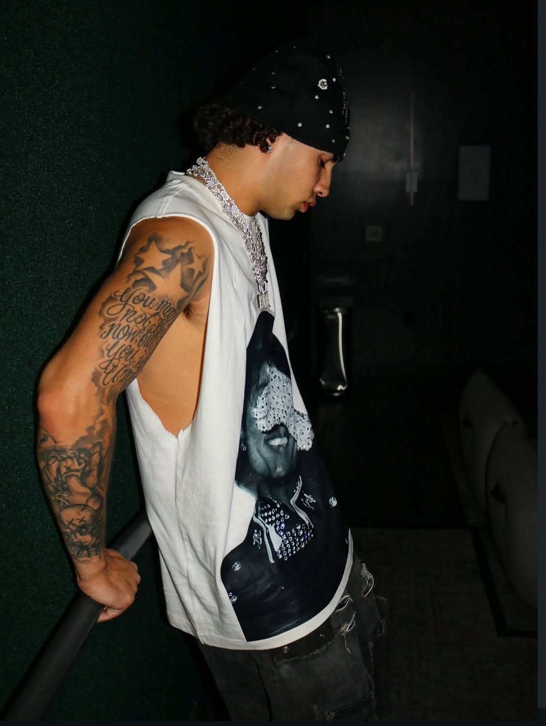 MICHAEL JACKSON SLEEVELESS GLOVE TEE - WHITE