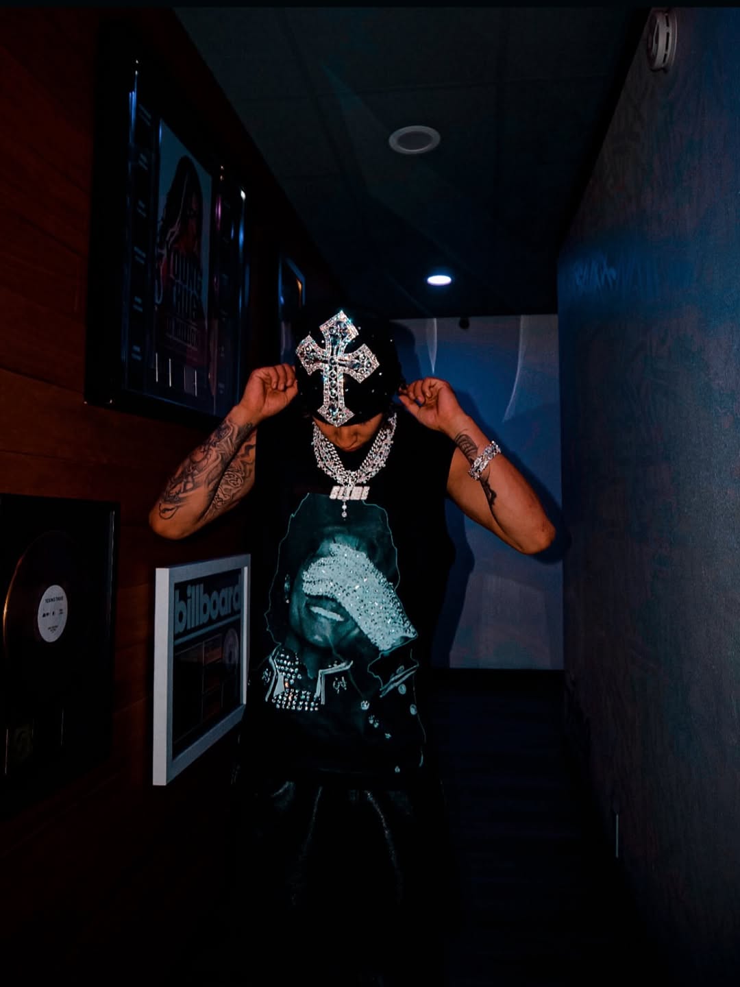 MJ SLEEVELESS GLOVE TEE